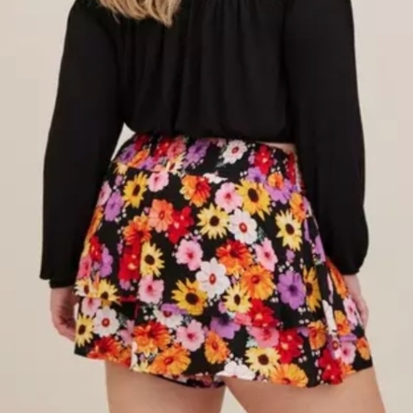 Torrid Floral Ruffle Short - Picture 2 of 8